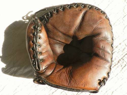 Wright & Ditson Basemitt Front